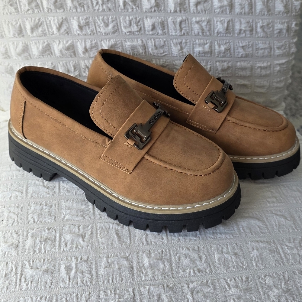 Elegant Women's Brown Loafers with Black Sole - Picture 1 of 7